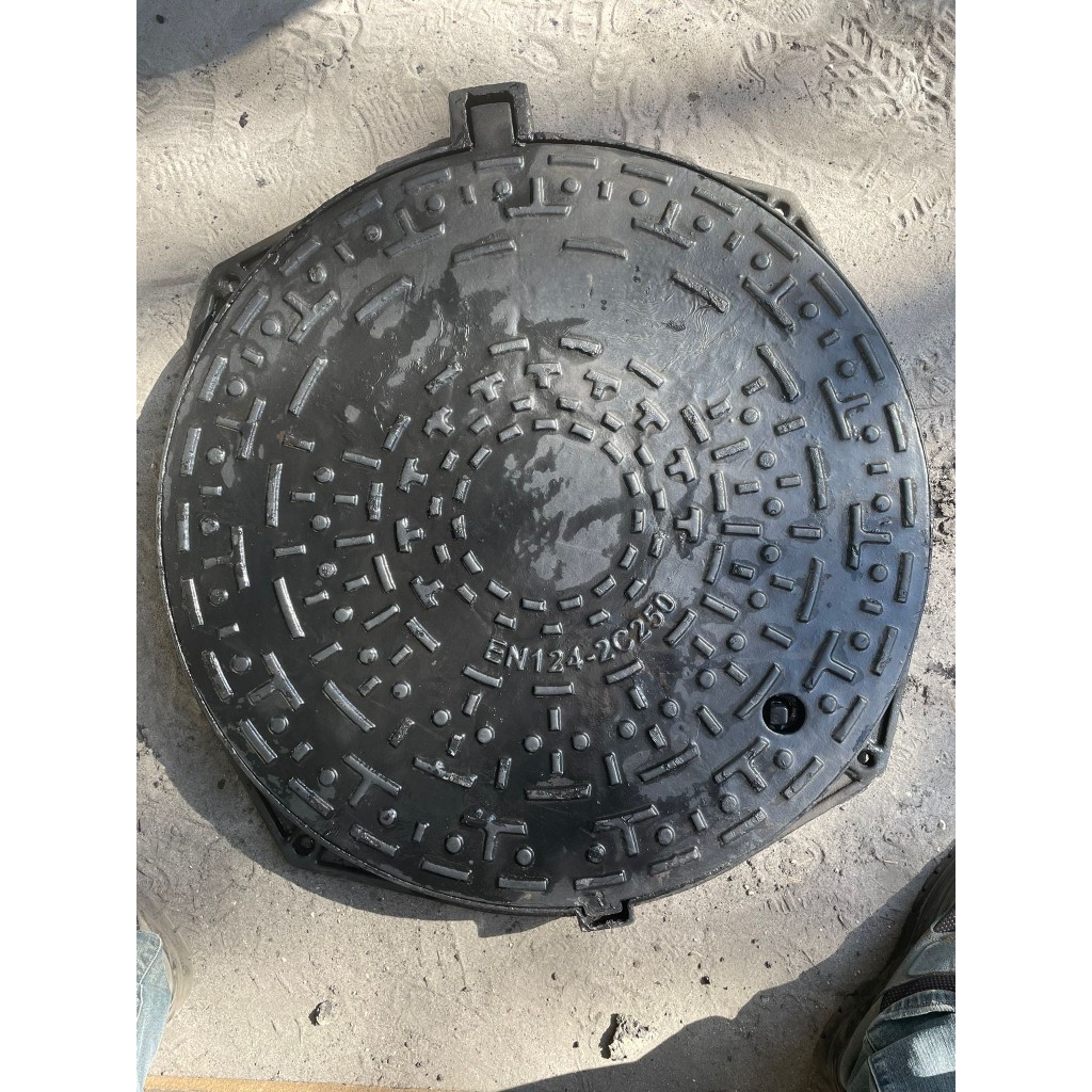 УРБАН ЛИВАН поклопац округли Д.810 ПЛ.600 Хект.80 са Ц250 бравом (816080Ц) УРБАН ЛИВАН поклопац округли Д.810 ПЛ.600 Хект.80 са Ц250 бравом (816080Ц)